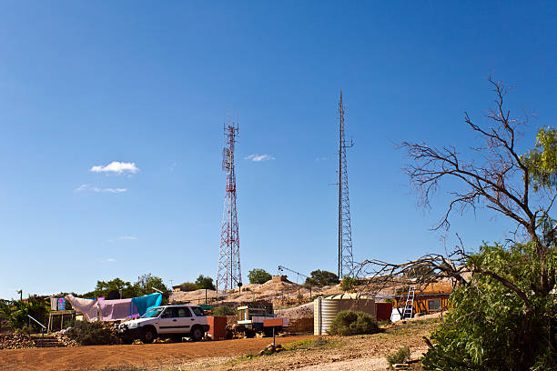 białe urwiska opal miasto - town australia desert remote zdjęcia i obrazy z banku zdjęć