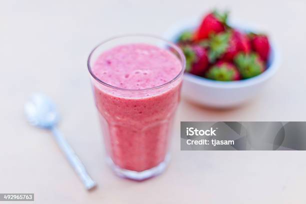 Erdbeersmoothie Stockfoto und mehr Bilder von Erdbeere - Erdbeere, Smoothie, Fotografie