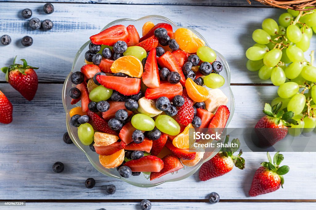 Sabrosa ensalada de frutas - Foto de stock de Aire libre libre de derechos