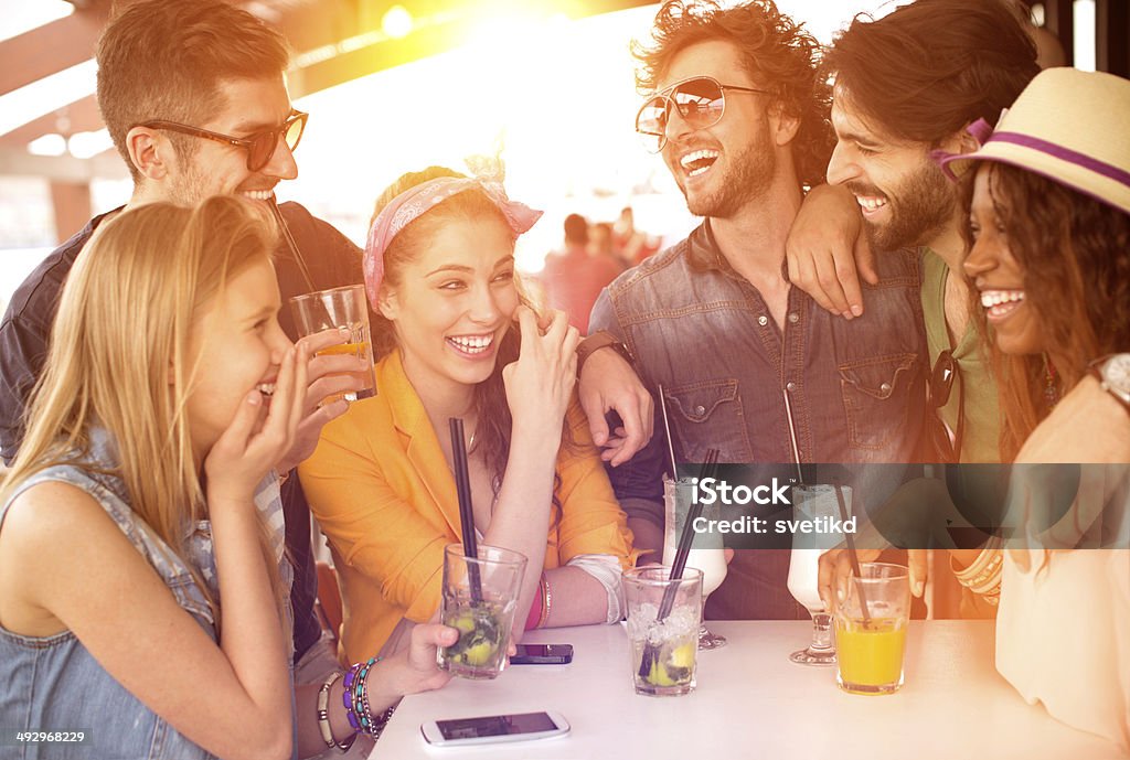 Amici che si diverte nel bar. - Foto stock royalty-free di Giorno