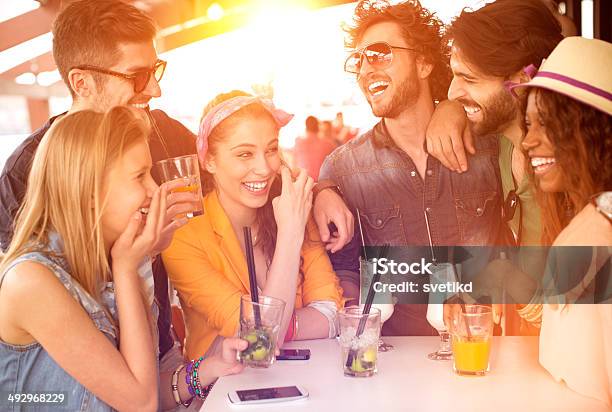 Amici Che Si Diverte Nel Bar - Fotografie stock e altre immagini di Giorno - Giorno, Amicizia, Bar