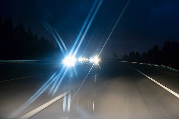 carretera de noche - driving night car headlight fotografías e imágenes de stock