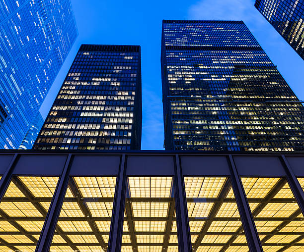 торонто финансового района в ночное время - glass architecture prosperity business стоковые фото и изображения