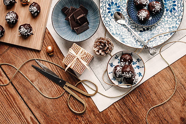 домашние шоколадные конфеты в подарок над головой стол - chocolate chocolate candy dark chocolate directly above стоковые фото и изображения