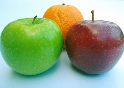 Isolated Apples on extendable background, ample copy space, macro d detailing, studio lighting.