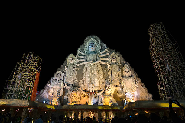 świat największych durga idolem w puja festival, 70 stopy wzrostu. - goddess indian culture statue god zdjęcia i obrazy z banku zdjęć