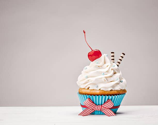 cupcake de cumpleaños - ribbon nobody cupcake celebration fotografías e imágenes de stock