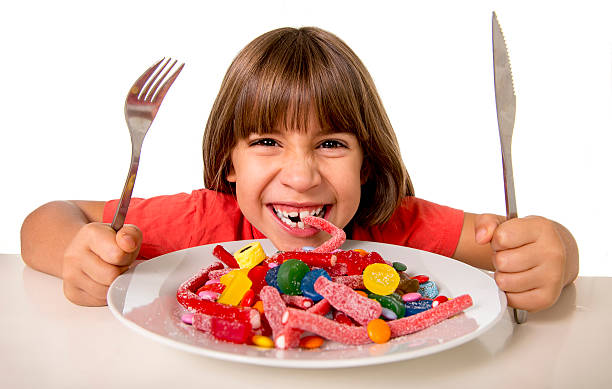 Niño Comiendo Golosinas Azúcar Abuso Y No Saludable Concepto Sweet  Nutrition Foto de stock y más banco de imágenes de Niño