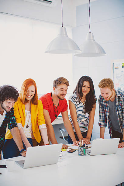 reunião de pessoas de negócios criativos jovens. - small business manager designer partnership - fotografias e filmes do acervo