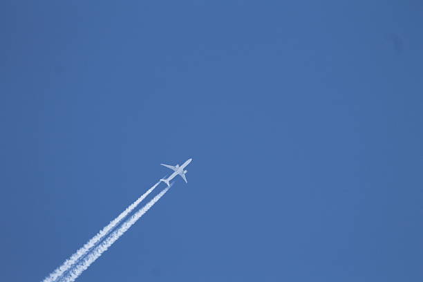 air france boeing 777-300er - airport newspaper travel business travel fotografías e imágenes de stock
