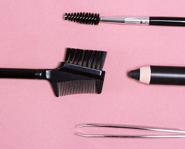 acessórios para cuidar das sobrancelhas - make up cosmetics make up brush beauty - fotografias e filmes do acervo