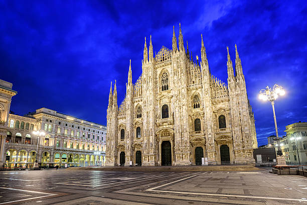 catedral de milão, itália - milan italy cathedral duomo of milan night - fotografias e filmes do acervo