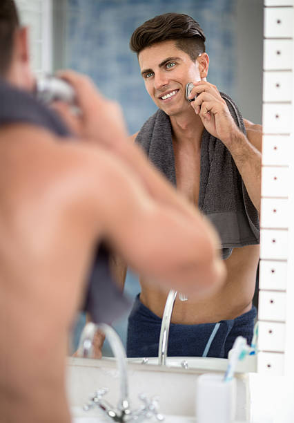 reflexo do espelho de barbear homem com máquina de barbear - shaving men electric razor reflection imagens e fotografias de stock