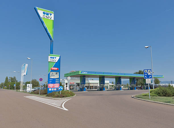 заполнение станцией omv бензина в венгрии - omv стоковые фото и изображения