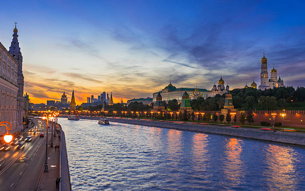 istock Sunset view of Kremlin and Moscow river in Moscow 493032078