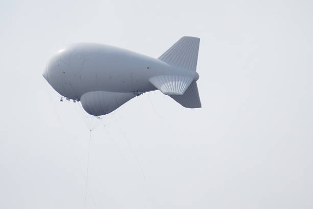 вид сбоку aerostat наблюдение за соблюдением нормативно-серый sky - spy balloon стоковые фото и изображения