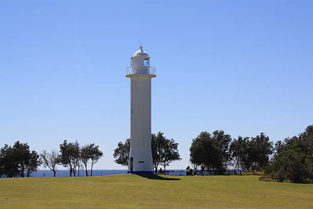 lightouse y hierba y vista al mar - yamba fotografías e imágenes de stock