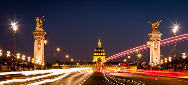 hamilton -australia にあふれたアレクサンダー 3 世橋とアンヴァリッドパリで - paris france street light night bridge ストックフォトと画像