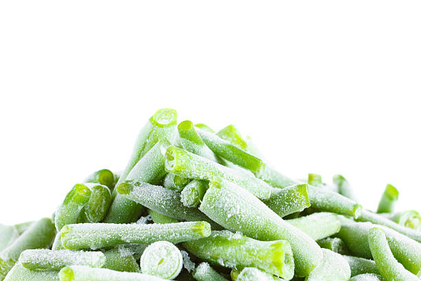 frozen haricots verts sur fond blanc. - longtime photos et images de collection