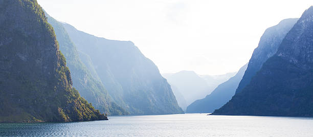 norwegia fjords - mountain looking at view beach cliff zdjęcia i obrazy z banku zdjęć