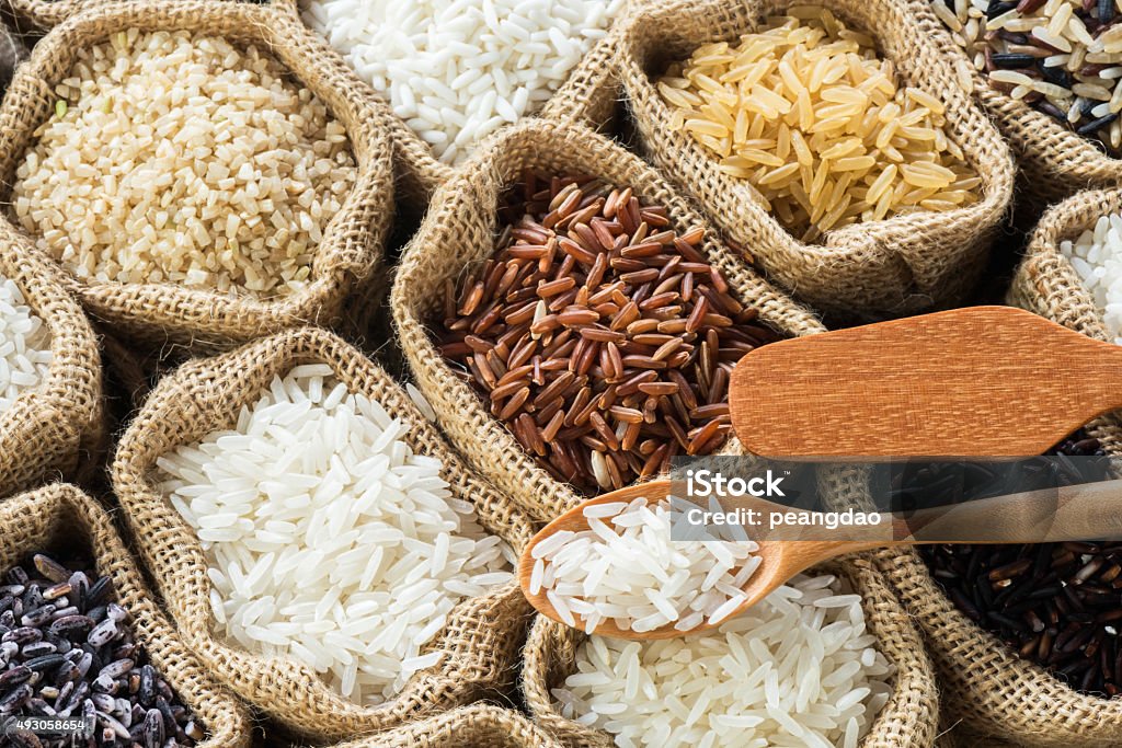 Thai-Reis- Kollektion in Jute-Tasche - Lizenzfrei Reis - Grundnahrungsmittel Stock-Foto