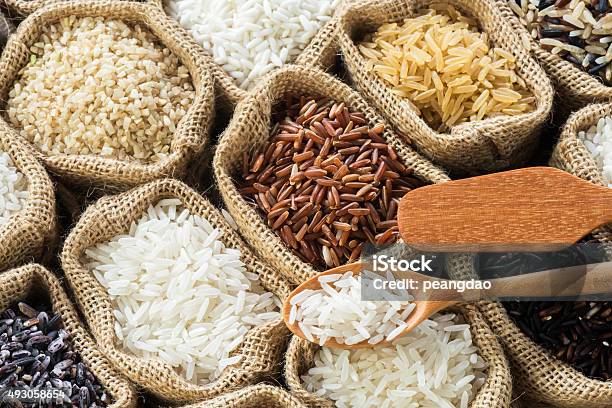Thaireis Kollektion In Jutetasche Stockfoto und mehr Bilder von Reis - Grundnahrungsmittel - Reis - Grundnahrungsmittel, Tragebehältnis, Sack
