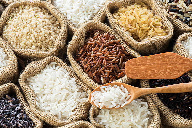 タイの「ライス」での麻袋のコレクション - brown rice rice healthy eating organic ストックフォトと画像