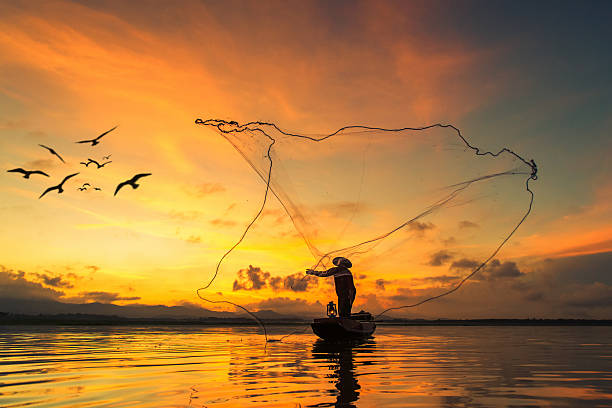 angler angeln im see in morgen, thailand. - thailand culture stock-fotos und bilder