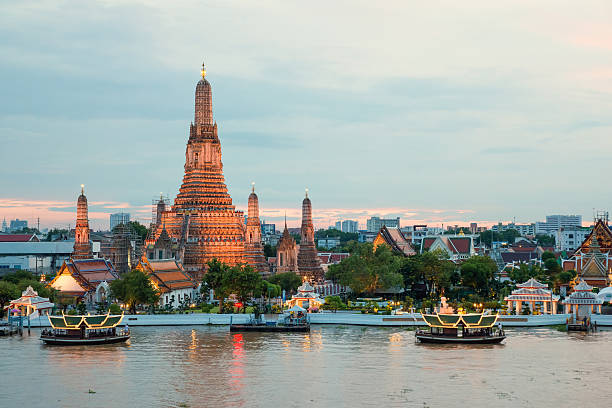 wat arun und kreuzfahrt-schiff in der nacht, bangkok, thailand - thailand stock-fotos und bilder