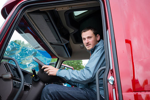 chauffeur de camion semi camion taxi moderne avec tableau de bord - semi truck truck red truck driver photos et images de collection