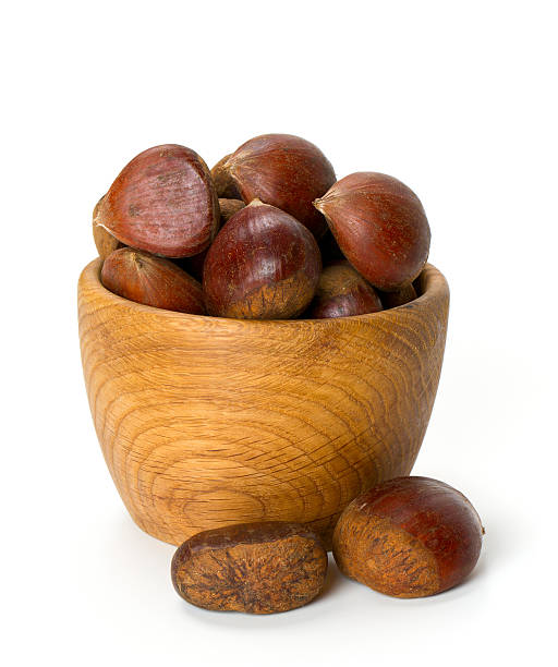 chestnuts изолированные на белом фоне - chestnut basket large group of objects isolated стоковые фото и изображения