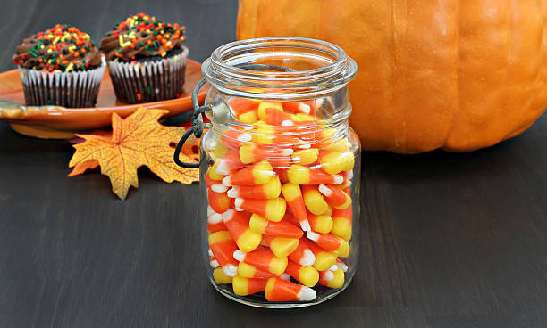 candy mais in un rustico, mason jar. - candy halloween candy corn jar foto e immagini stock
