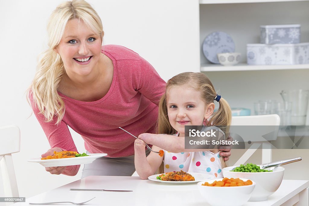 母と娘のお食事のご不自由なお客様のご自宅でのお食事 - 子供のロイヤリティフリーストックフォト