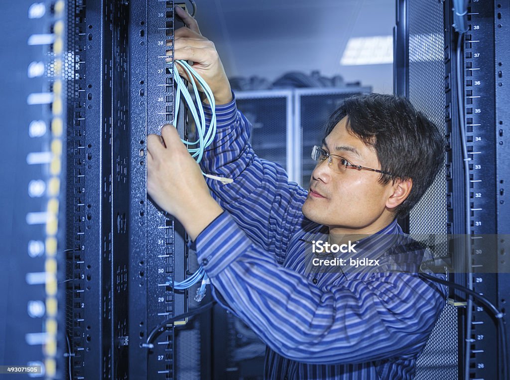 Administrador de trabajar en un servidor - Foto de stock de Administrador libre de derechos