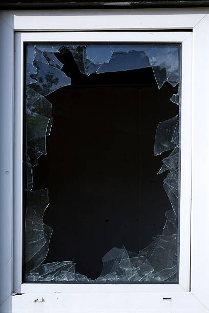 quebrado vidro de janela - shattered glass broken window damaged imagens e fotografias de stock
