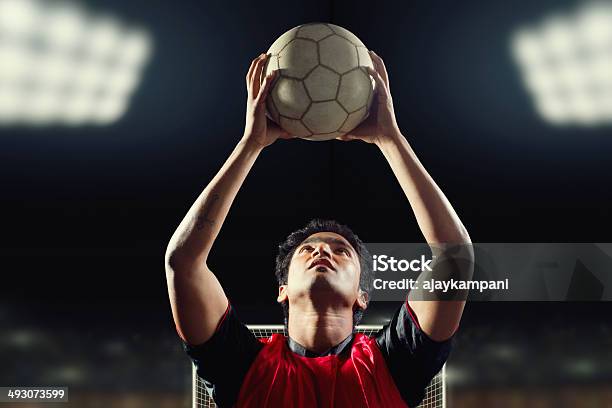Jogador De Futebol A Segurar A Bola - Fotografias de stock e mais imagens de Ao Ar Livre - Ao Ar Livre, Atleta, Autoconfiança