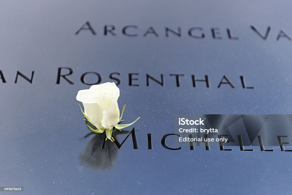 Rosa Branca em bronze nomes parapeito - Foto de stock de Ataques de 11 de setembro de 2001 royalty-free