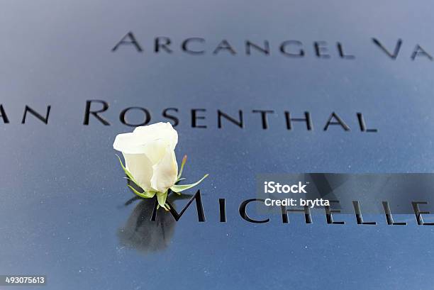 Foto de Rosa Branca Em Bronze Nomes Parapeito e mais fotos de stock de Ataques de 11 de setembro de 2001 - Ataques de 11 de setembro de 2001, Recordar o 911, Baixo Manhattan