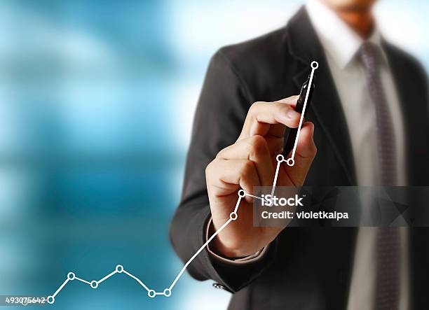 Mann Zeichnung Einer Wachsenden Diagramm Stockfoto und mehr Bilder von 2015 - 2015, Eine Person, Einzellinie