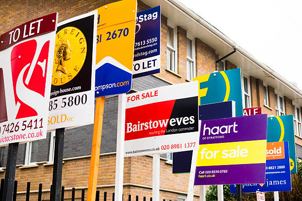 ロンドンハウジング市場 - real estate real estate agent sold house ストックフォトと画像