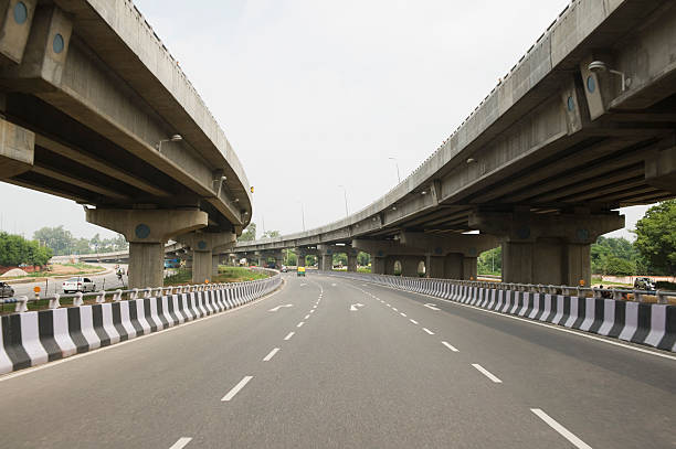 estrada no meio de overpasses - new delhi horizontal photography color image imagens e fotografias de stock