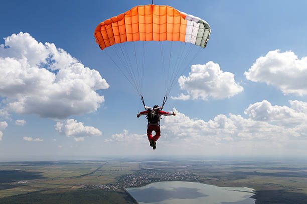 скайдайвинг фото. - parachuting стоковые фото и изображения