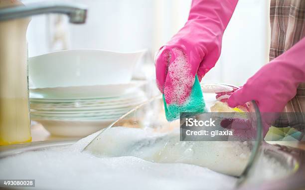 Geschirrspül Routine Stockfoto und mehr Bilder von Abwaschen - Abwaschen, Teller, Waschen