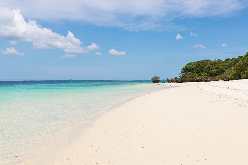 Blanca inmaculada playa tropical con azul mar en de Pemba photo