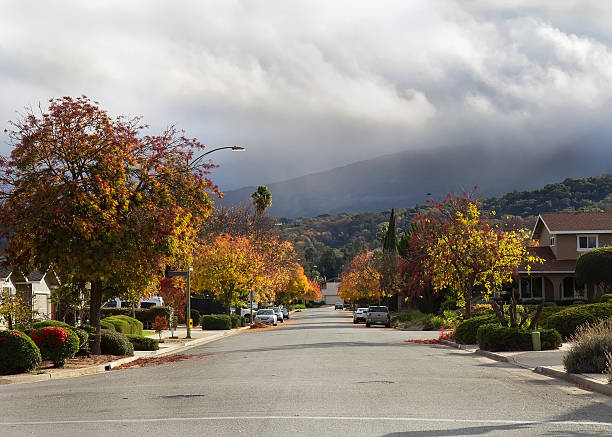 istock Autumn street 493081344