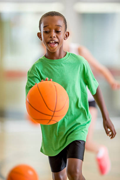 ragazzo di basket dribbling - basketball child dribbling basketball player foto e immagini stock