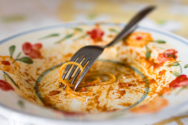食べるお食事 - plate crumb dirty fork ストックフォトと画像