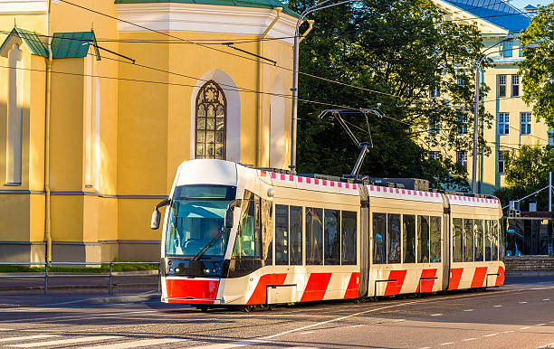 tranvía en el centro de la ciudad de tallinn-estonia - cable car driver transportation occupation tramway fotografías e imágenes de stock