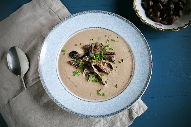 castanha e sopa de cogumelo outono cremosos - chestnut imagens e fotografias de stock