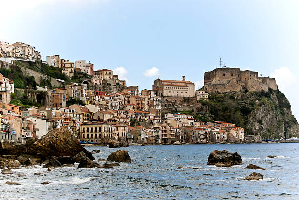 Scyila - Chianalea The village of Scilla, in Calabria is characterized by a district of fishermen who live in houses overlooking the sea. This district is called Chianalea, or Piana delle Galee castle scilla stock pictures, royalty-free photos & images